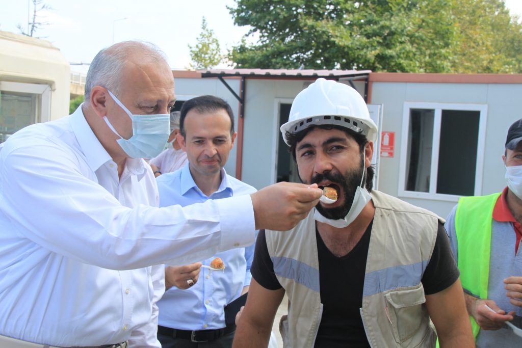 Başkan Çebi’den podyuma çıkan işçilere tatlı ikramı…