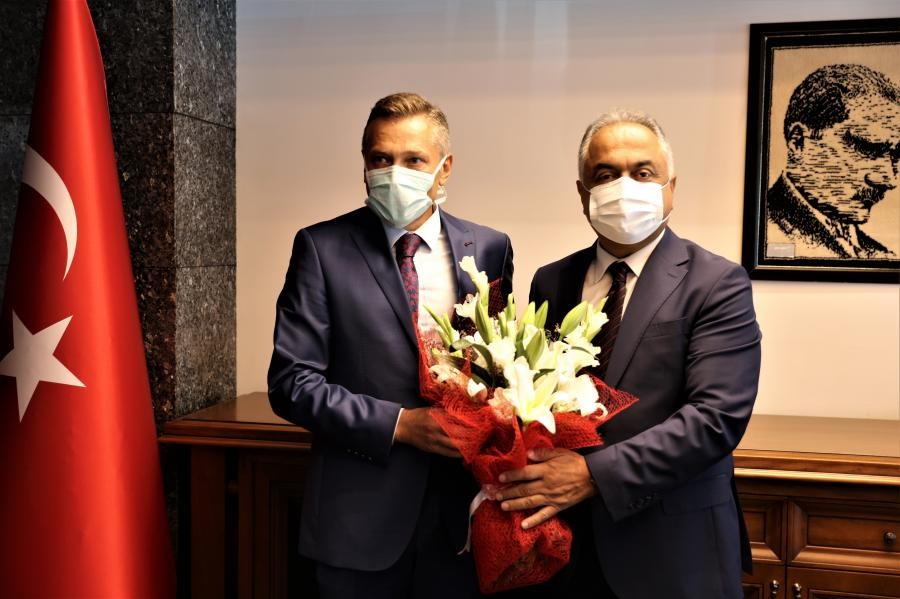 Araklı İHL mezunu Prof. Dr. Celal Tekinbaş KTÜ Farabi Hastanesi’ndeki yeni görevine başladı.