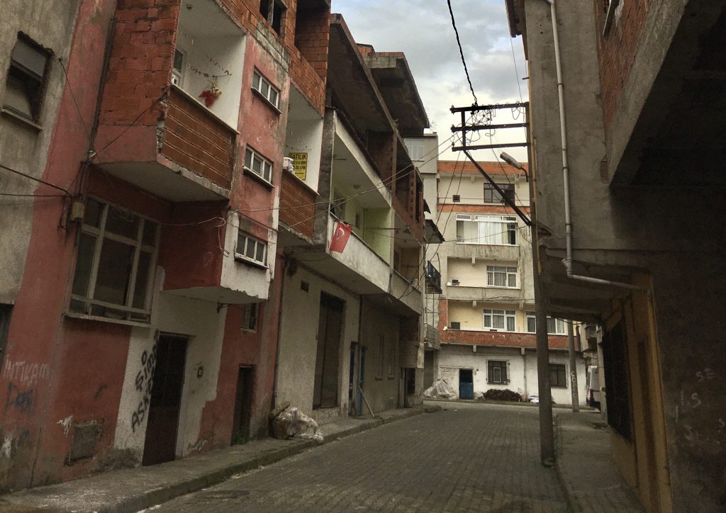 Kaderine terk edilmiş bir mahalle; Araklı Sahil Mahallesi