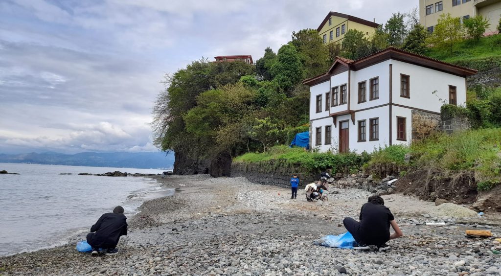 Çevreci gençlerden Konakönü sahilinde gönüllü temizlik harekatı